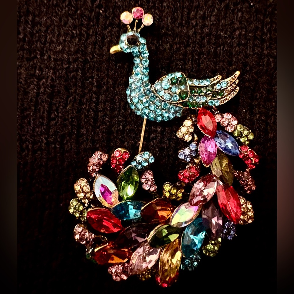 PEACOCK Brooch | Stonework on Gold Toned Metal - Picture 4 of 6